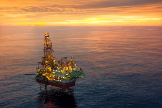 美国原油期货收涨约6.3%,中东原油期货一度突破83美元